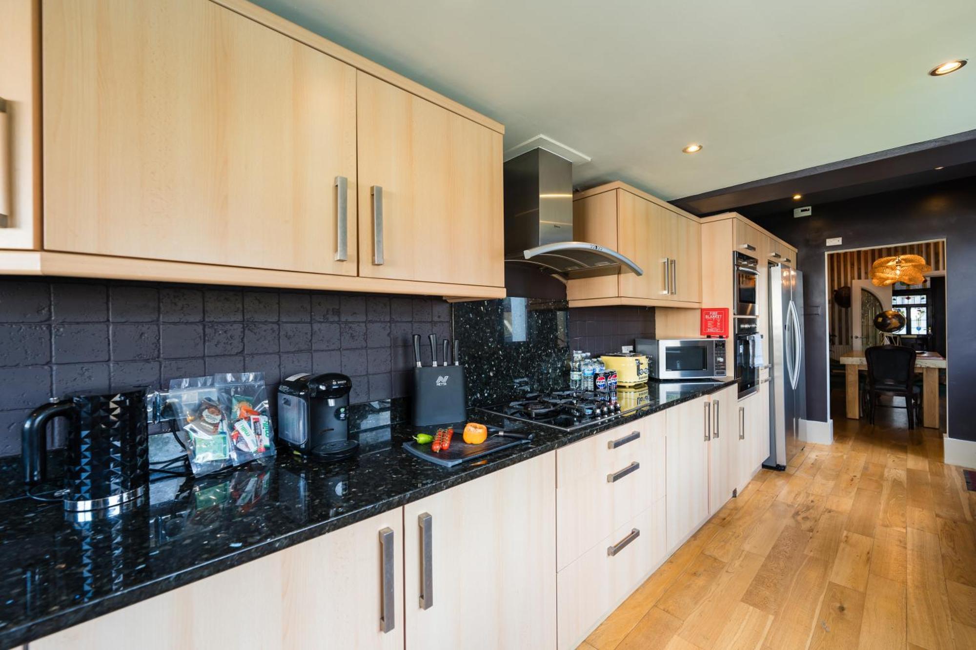 City Retreat, Spacious 4 Bed House, Games Room, Parking, Hot Tub & Bbq Cardiff Exterior photo
